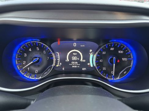 Used 2024 Chrysler Pacifica Touring-L image 20