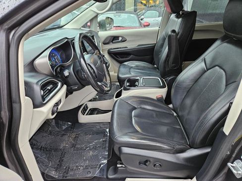 Used 2020 Chrysler Pacifica Touring-L Plus image 11