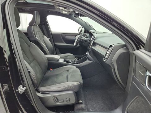 Used 2019 Volvo XC40 T5 R-Design image 14