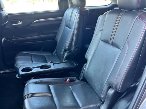 Used 2019 Toyota Highlander SE image 9