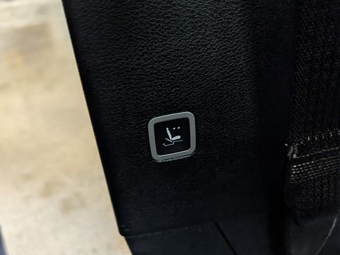 Used 2025 Chrysler Pacifica Limited image 10