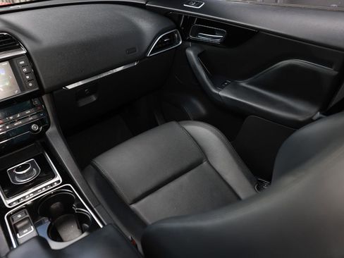Used 2017 Jaguar F-PACE Premium image 23