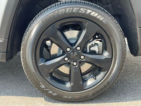 New 2025 Jeep Grand Cherokee L Altitude image 10