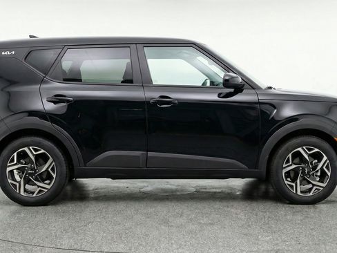 Used 2025 Kia Soul LX w/ LX Technology Package FWD image 11