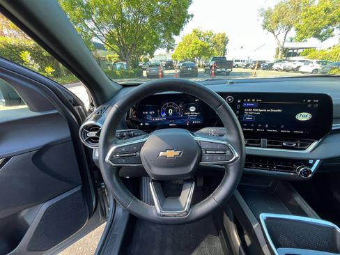 Used 2025 Chevrolet Equinox LT FWD image 34