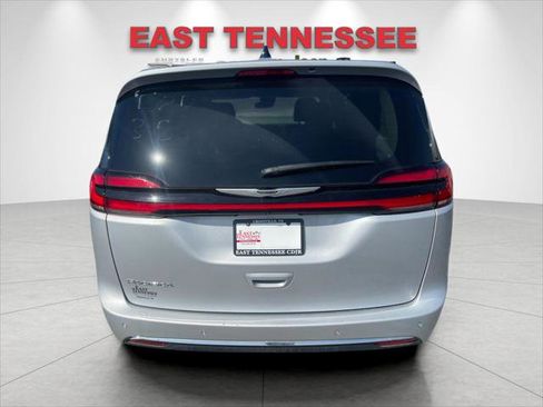 Used 2024 Chrysler Pacifica Touring-L image 4