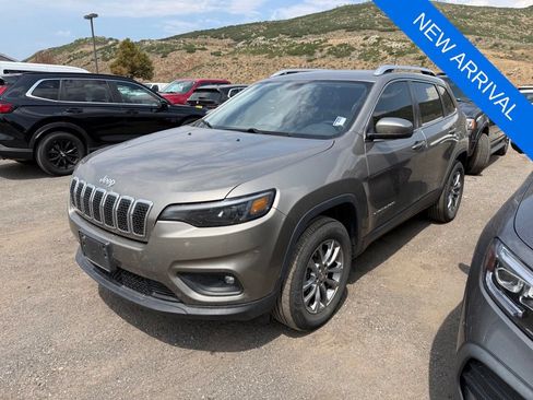 Used 2019 Jeep Cherokee Latitude Plus w/ Comfort/Convenience Group AWD/4WD image 3