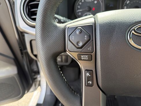 Used 2019 Toyota Tacoma TRD Sport image 10