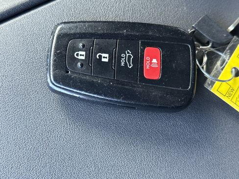 Used 2022 Toyota Highlander XLE FWD image 2