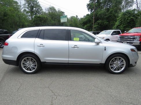 Used 2019 Lincoln MKT AWD image 5