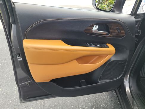 Used 2022 Chrysler Pacifica Pinnacle FWD image 19