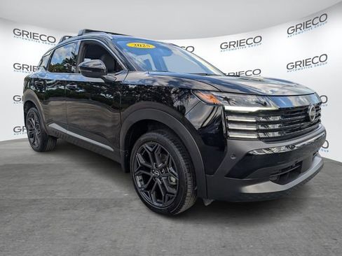 Used 2025 Nissan Kicks SR image 1