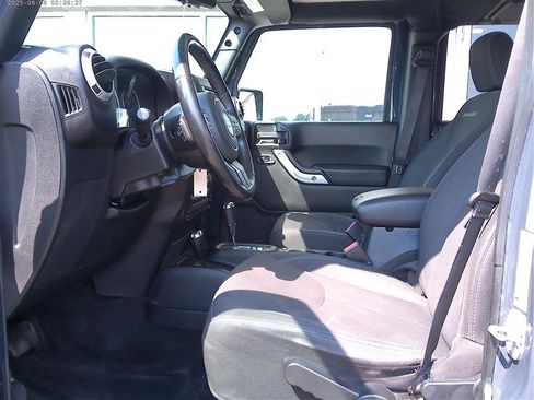 Used 2017 Jeep Wrangler Unlimited Sahara w/ Dual Top Group AWD/4WD image 5
