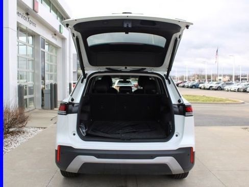 Used 2025 Volkswagen Tiguan SE image 9