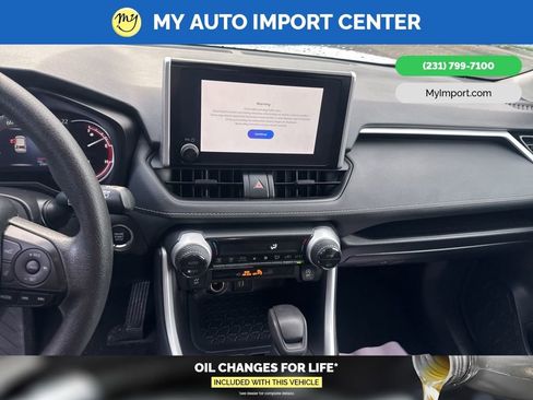 Used 2025 Toyota RAV4 XLE AWD/4WD image 2