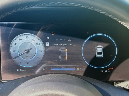 Used 2025 Hyundai Elantra SEL image 11