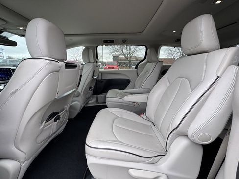 Used 2017 Chrysler Pacifica Platinum image 10