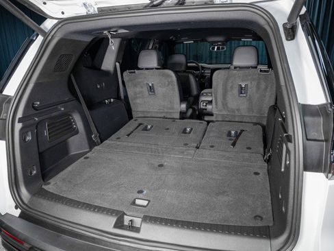 Used 2024 GMC Acadia AT4 w/ Luxury Package image 7