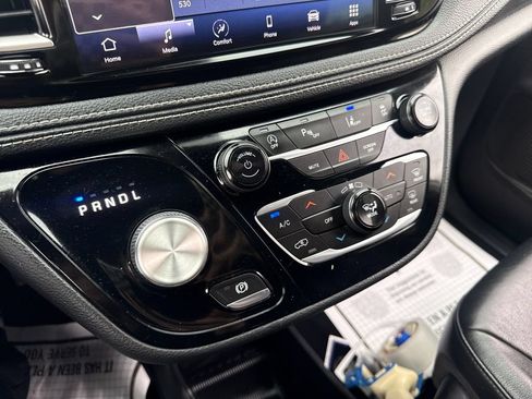 Used 2021 Chrysler Pacifica Touring-L w/ Uconnect Theater Family Group FWD image 36