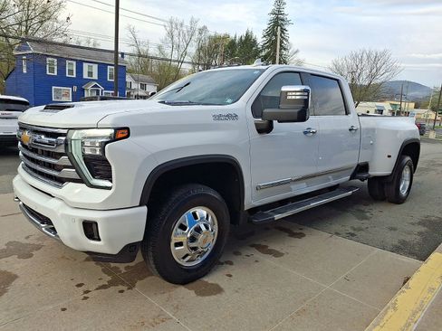 Used 2024 Chevrolet Silverado 3500 High Country w/ Technology Package image 3