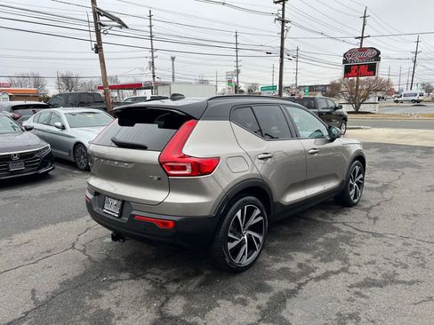 Used 2022 Volvo XC40 T5 R-Design w/ Advanced Package image 7