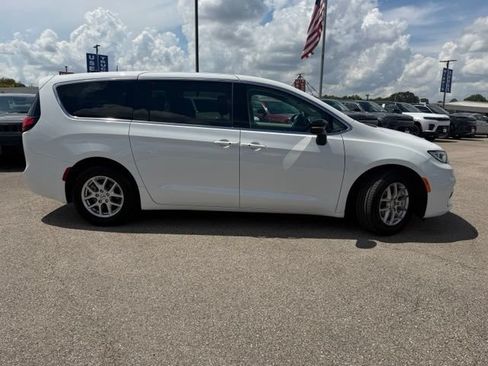 Used 2024 Chrysler Pacifica Touring-L FWD image 5