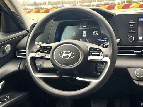Used 2025 Hyundai Elantra SE image 17