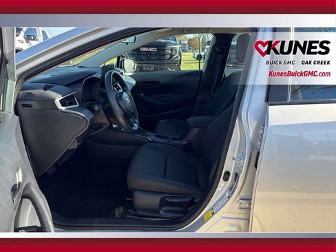 Used 2025 Toyota Corolla LE image 9