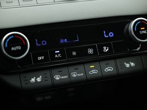 New 2025 Hyundai Elantra Limited image 16