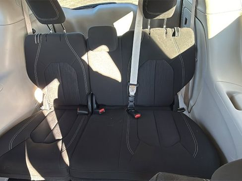Used 2022 Chrysler Voyager LX image 12