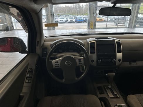 Used 2019 Nissan Frontier SV image 2