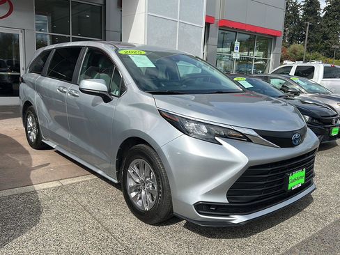 Used 2025 Toyota Sienna LE FWD image 6