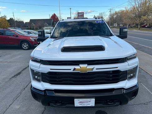 Used 2024 Chevrolet Silverado 2500 Custom w/ Custom Value Package image 2