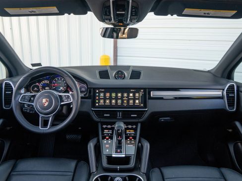 Certified 2023 Porsche Cayenne Platinum Edition image 20