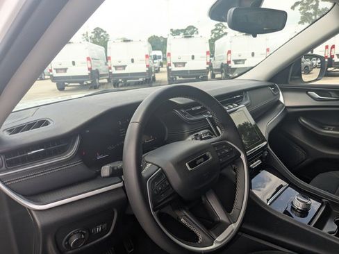 Used 2024 Jeep Grand Cherokee Laredo RWD image 10