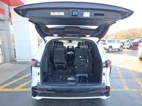 Used 2023 Toyota Sienna XSE image 6