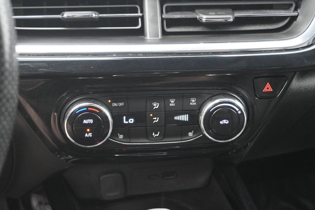 Used 2025 Chevrolet Trax RS w/ Sunroof Package FWD image 17