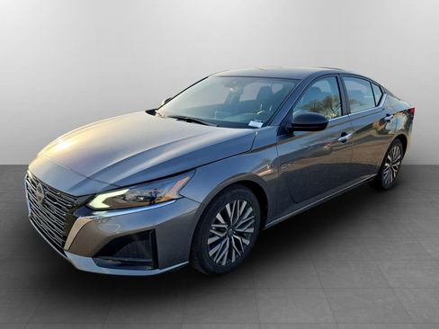 Used 2025 Nissan Altima 2.5 SV FWD image 11