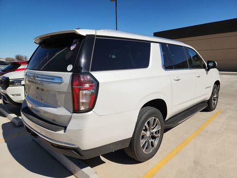 Used 2022 Chevrolet Suburban LT w/ Luxury Package image 8