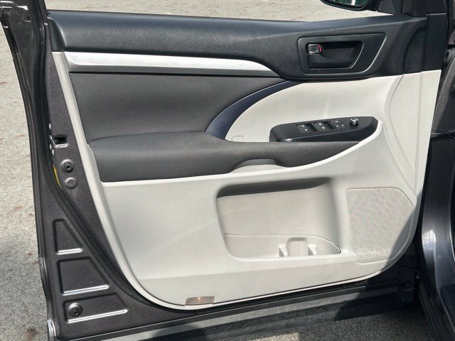 Used 2019 Toyota Highlander LE AWD/4WD image 19