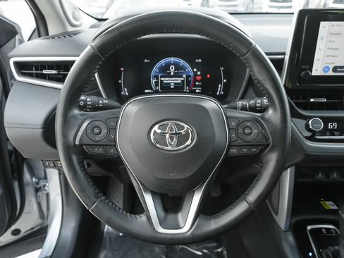 Used 2023 Toyota Corolla Cross XLE w/ Convenience Package FWD image 9