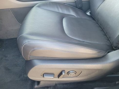 Used 2025 Kia Carnival FWD image 24