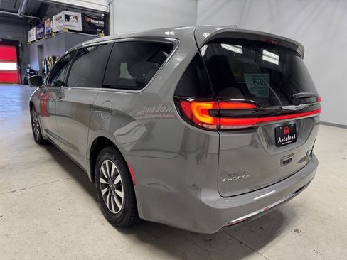 Used 2022 Chrysler Pacifica Touring-L FWD image 6