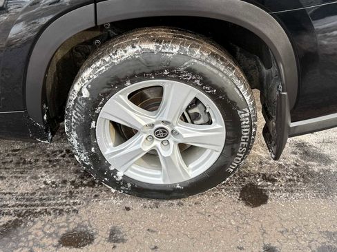 Used 2023 Toyota Highlander LE image 9