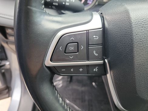 Used 2022 Toyota Highlander XLE FWD image 28