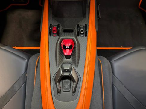 Used 2024 Lamborghini Revuelto image 19