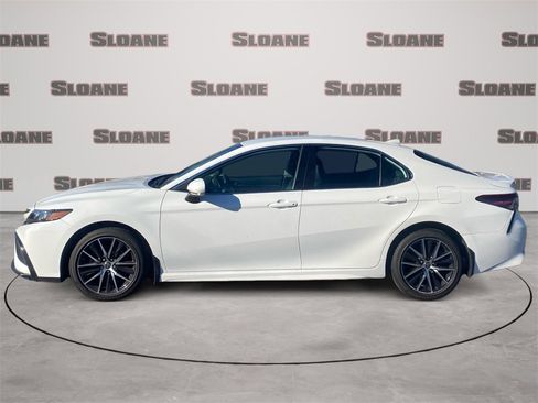 Used 2022 Toyota Camry SE image 2