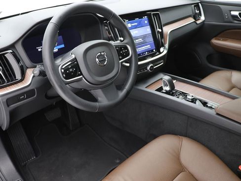 Used 2025 Volvo V60 B5 Cross Country Plus image 15