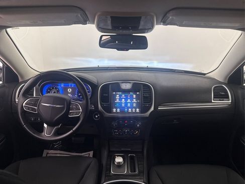 Used 2018 Chrysler 300 Touring RWD image 39