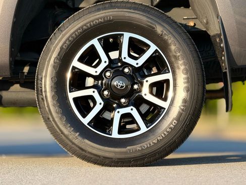 Used 2020 Toyota Tundra SR5 w/ TRD Off-Road Package image 19